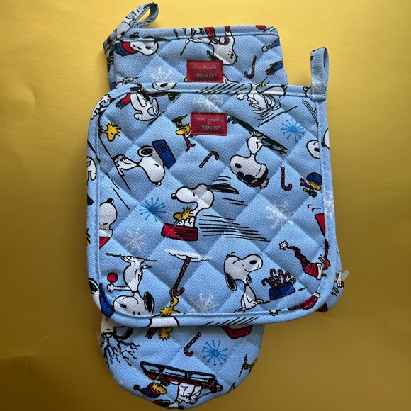 NWOT! PEANUTS SNOOPY CHRISTMAS OVEN MITT AND POTHOLDER SET. - Picture 7 of 7